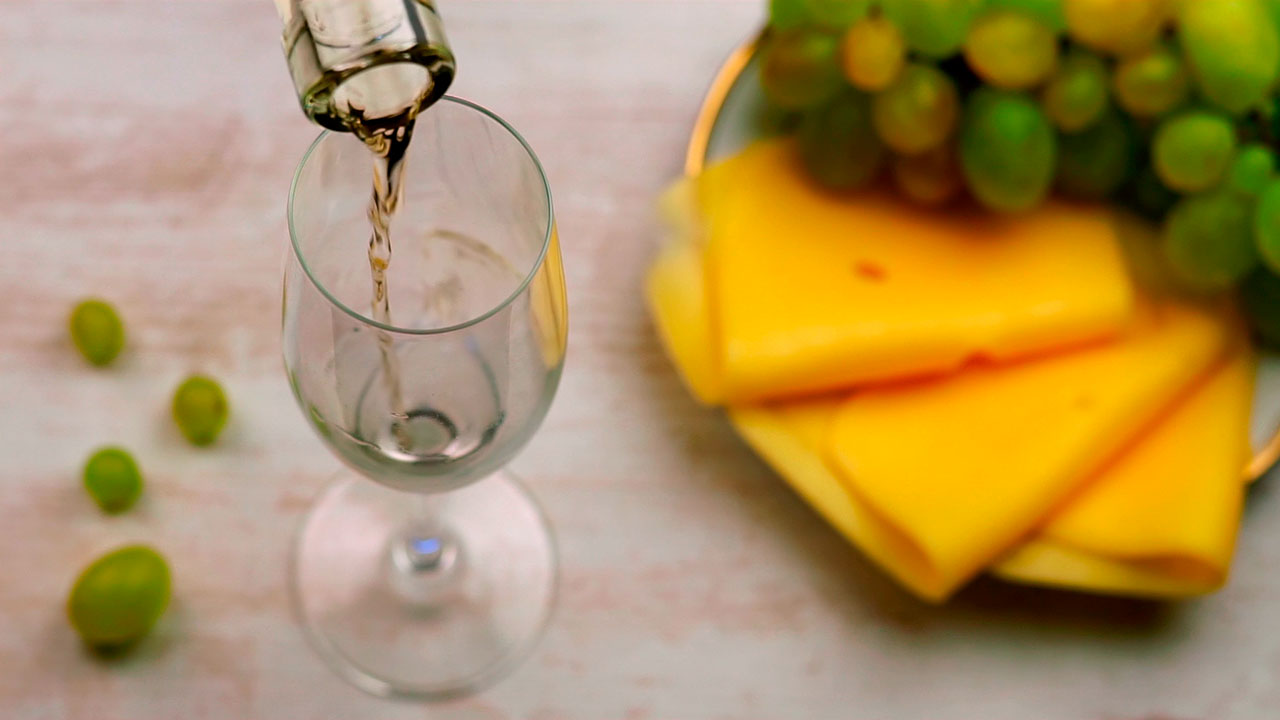 El truco natural que mejora el vino usando sus propios residuos