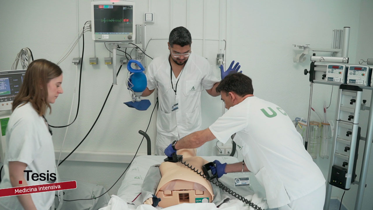 Así se entrenan los médicos que salvan vidas en la UCI